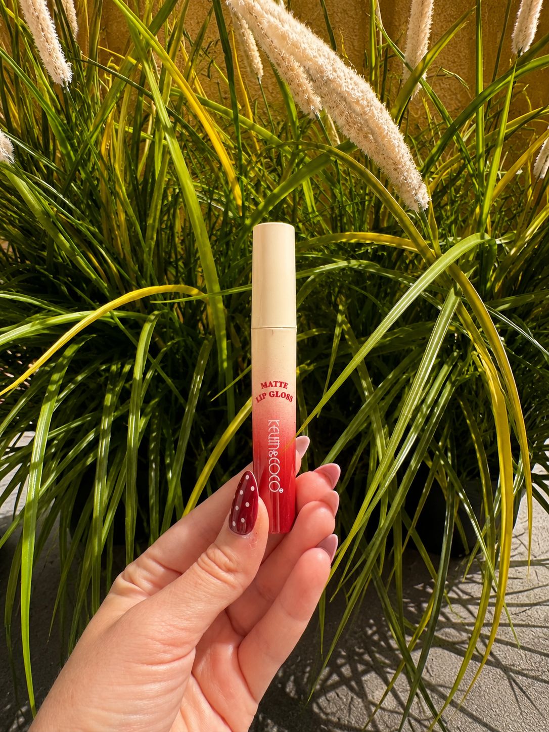 Gloss mat Kevin & Coco – tube rouge, teinte à confirmer